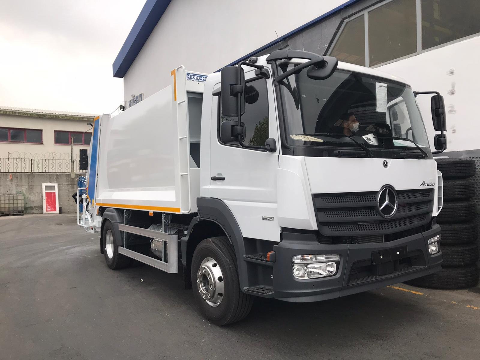 Mercedes-Benz Atego atık toplama aracı — ön görünüm