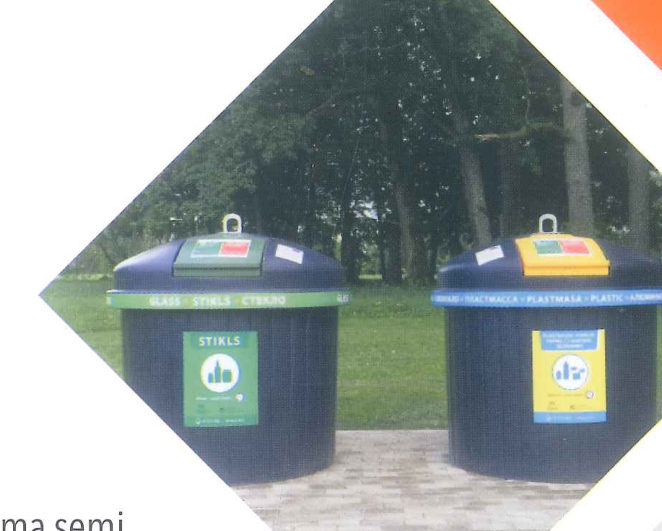 Parkta konumlandırılmış geri dönüşüm biriktirme konteynerleri